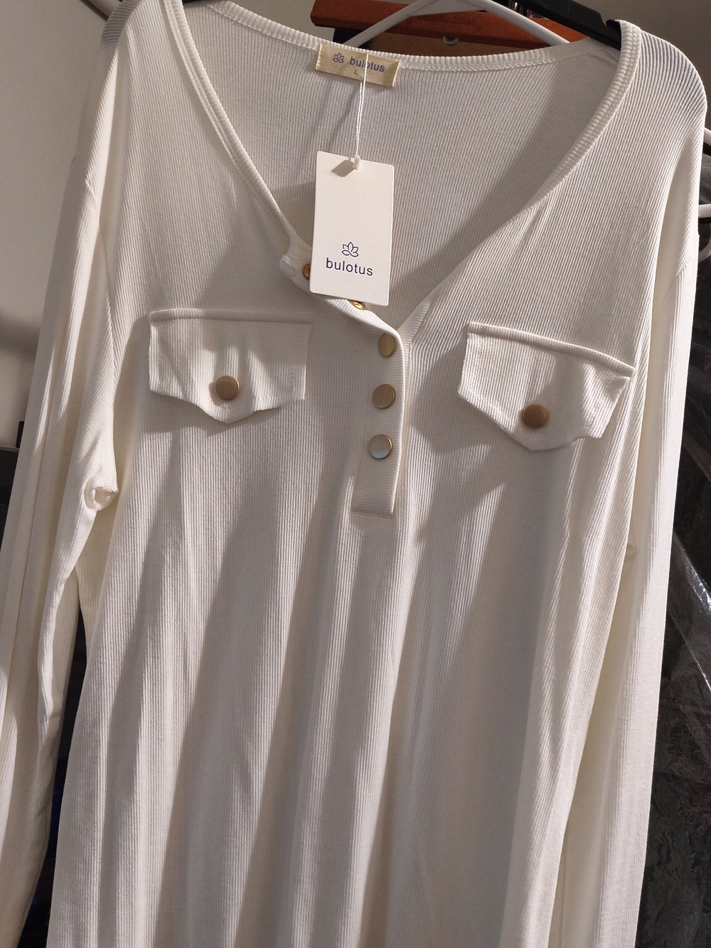 Bulotus White Ribbed V-Neck Button Front Top